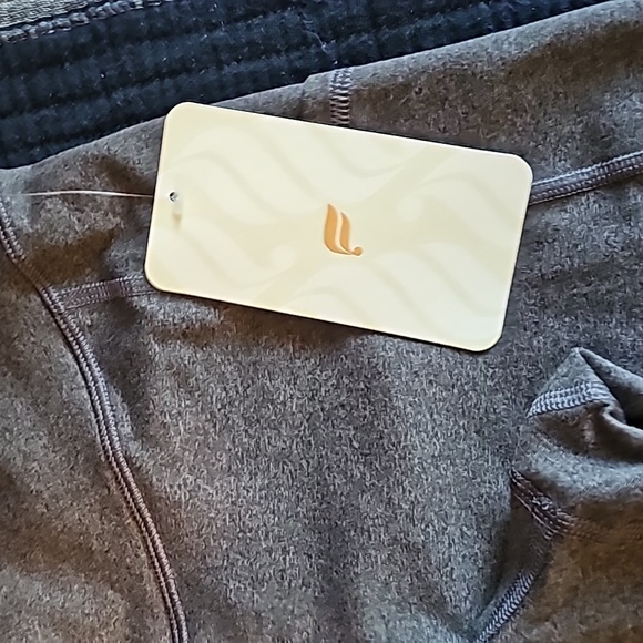 NWT Fabletics high-waisted side pockets7/8 leggings, size M. - Picture 4 of 7